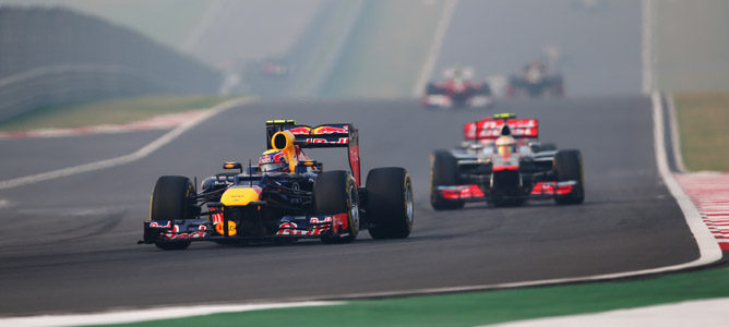 Mark Webber delante de Lewis Hamilton