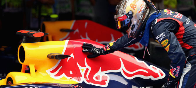 Sebastian Vettel acariciando su RB8