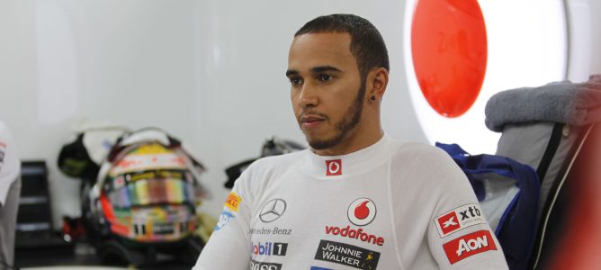 Lewis Hamilton en el box de McLaren