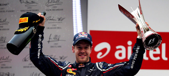 Sebastian Vettel con su trofeo de ganador del GP de India 2012