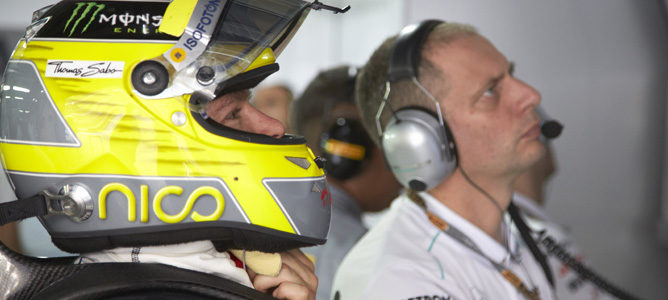 Nico Rosberg con el casco puesto en el garaje de Mercedes