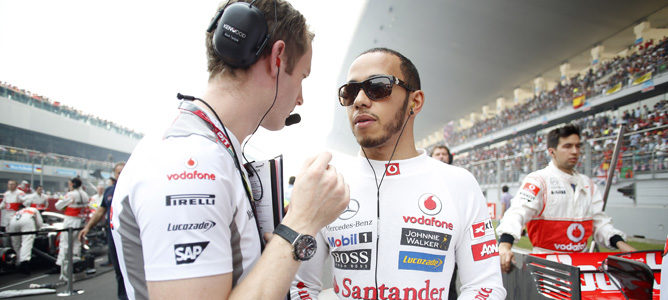 Lewis Hamilton en la parrilla del GP de India