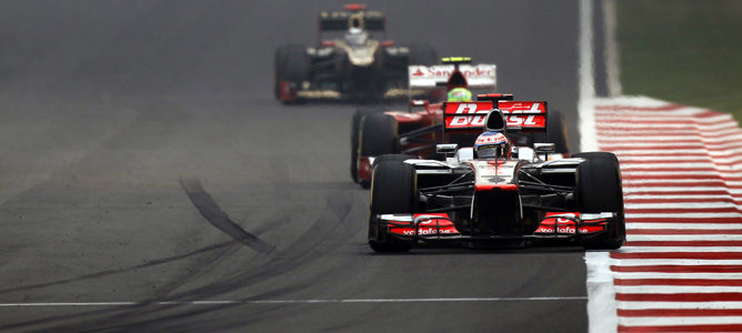 Jenson Button por delante de Felipe Massa en India