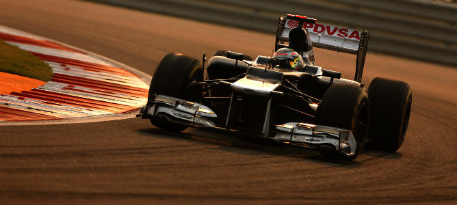 Pastor Maldonado pinchó un neumático en India 2012