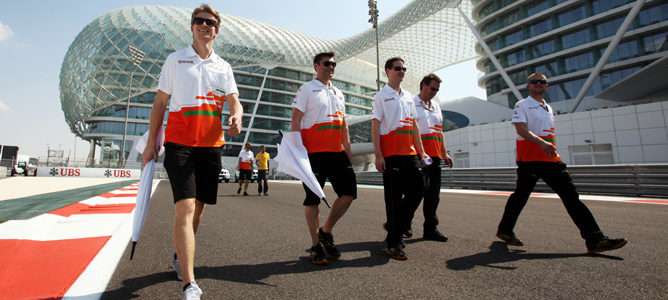 Hülkenberg pasea con su equipo en el circuito de Yas Marina