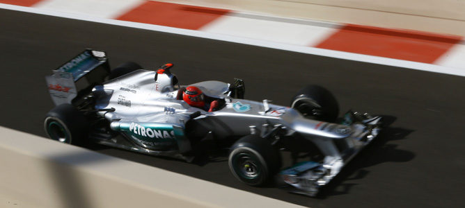 Michael Schumacher en la salida del pit-lane de Abu Dabi