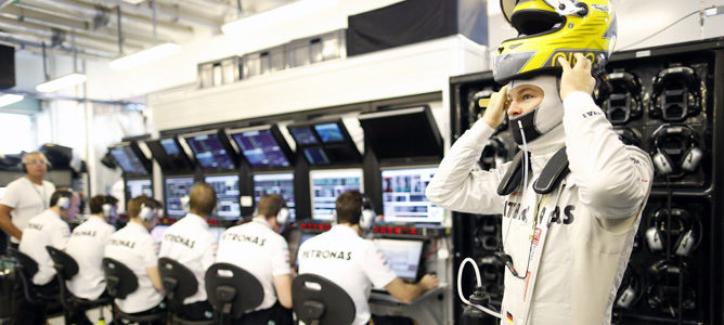 Nico Rosberg se pone el casco junto a sus ingenieros de Mercedes