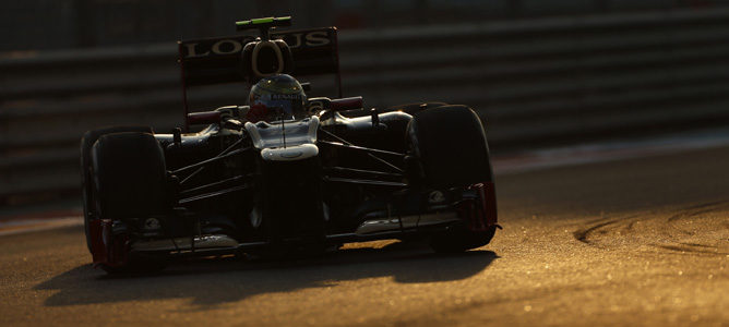Romain Grosjean pilota bajo el atardecer de Abu Dabi