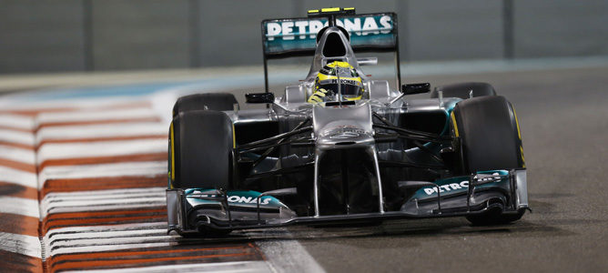 Nico Rosberg con su Mercedes W03 en Abu Dabi