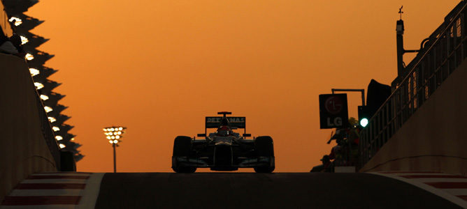 Michael Schumacher sale de boxes bajo el atardecer en Abu Dabi