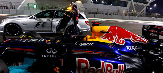Sebastian Vettel se baja del Red Bull tras detenerlo al final de la Q3
