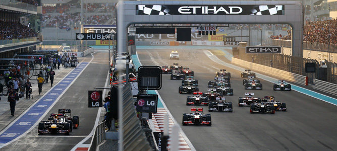 Salida del GP de Abu Dabi 2012, con Vettel partiendo desde el pit lane