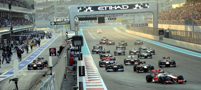 Sebastian Vettel sale desde el pitlane