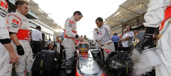 Lewis Hamilton en la parrilla de Abu Dabi