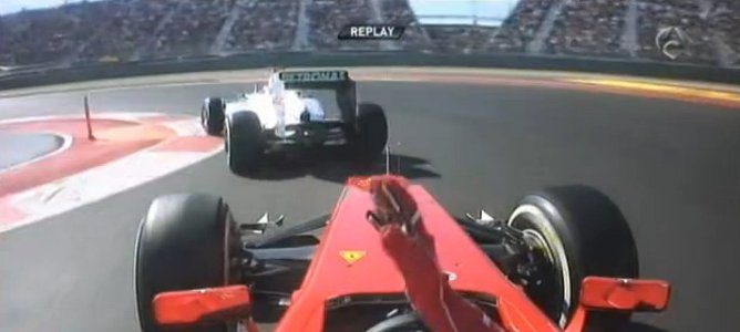 Alonso protesta por el bloqueo de Schumacher