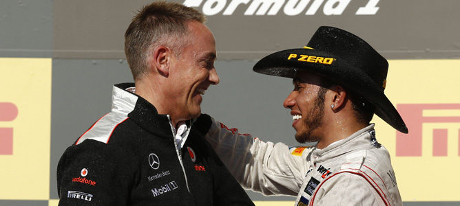 Martin Whitmarsh y Lewis Hamilton en el podio del GP de Estados Unidos 2012, en Austin