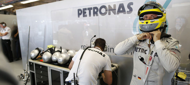 Nico Rosberg se ajusta el casco antes de la carrera