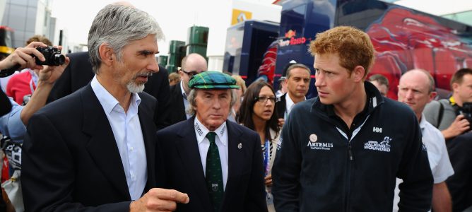 Damon Hill junto a Jackie Stewart y el príncipe Harry