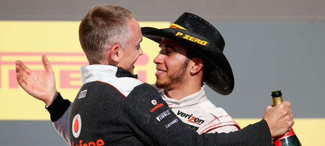 Martin Whitmarsh con Hamilton en el podio de Austin