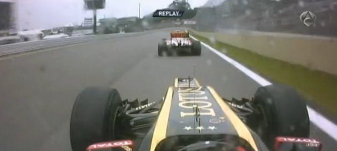 Romain Grosjean acercándose a Pedro de la Rosa