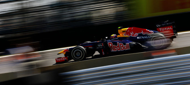 Mark Webber pilotando su Red Bull en Brasil 2012