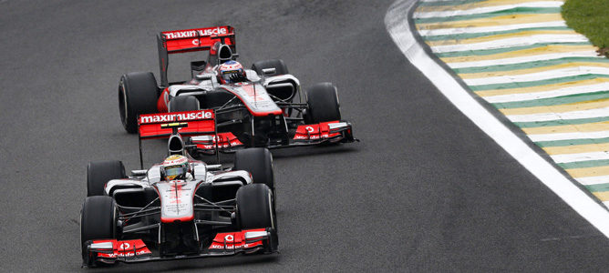 Hamilton y Button pelean en pista en Brasil 2012