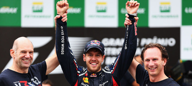 Adrian Newey, Sebastian Vettel y Christian Horner celebran el tricampeonato del alemán