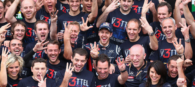 El equipo Red Bull celebra el tricampeonato de Sebastian Vettel en Brasil 2012