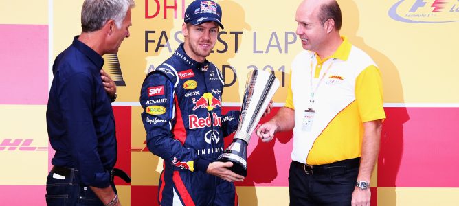 Sebastian Vettel recibe el trofeo DHL por sus vueltas rápidas