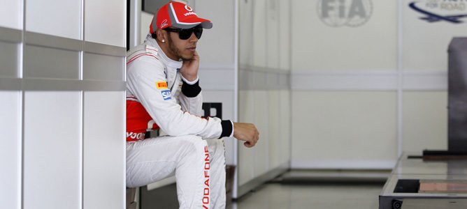 Lewis Hamilton sentado durante su último Gran Premio con McLaren