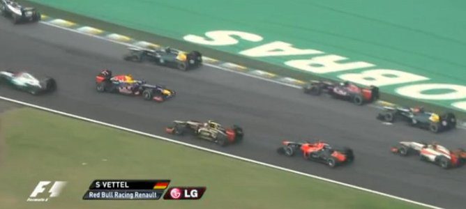 Vettel con su monoplaza en sentido contrario