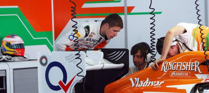 Paul di Resta observa su VJM05