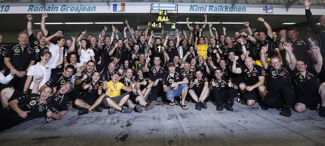 Lotus celebra la victoria de Kimi Räikkönen en Abu Dabi 2012