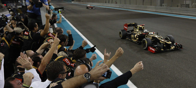 Kimi Räikkönen cruza bajo la bandera a cuadros en Abu Dabi 2012