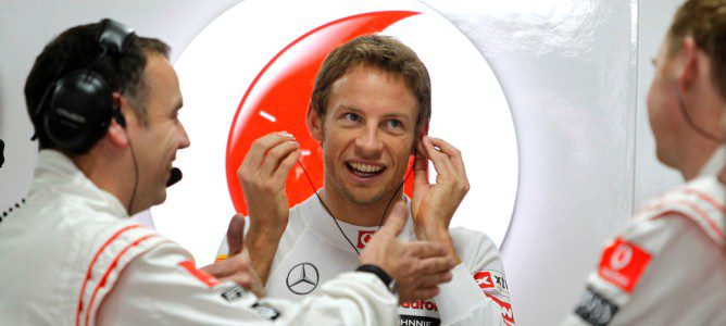 Jenson Button charla con sus ingenieros durante el GP de Corea 2012