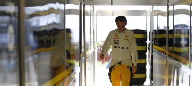 Robert Kubica en el box de Renault