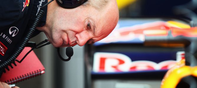 Adrian Newey observa el RB8