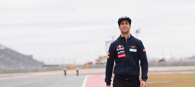 Daniel Ricciardo realiza el molde del asiento para la temporada 2013