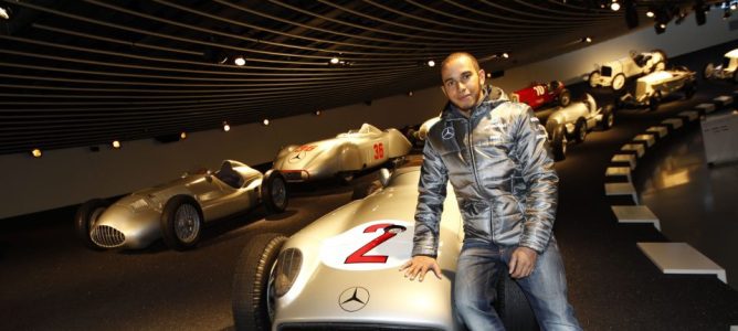 Lewis Hamilton visita la fábrica del equipo Mercedes