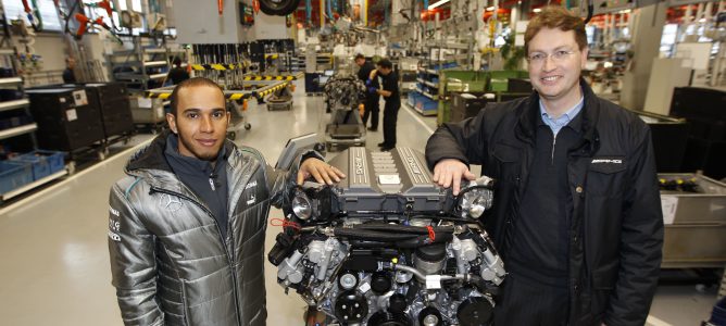 Lewis Hamilton en la fábrica de Mercedes