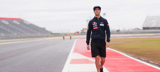 Daniel Ricciardo pasea por el circuito de Austin