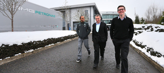 Lewis Hamilton pasea por los ecxteriores de la fábrica de Mercedes junto a Bob Bell y Andrew Shovlin