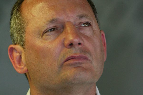 Ron Dennis sale a defender a Hamilton