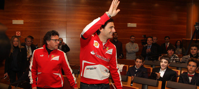 Pedro de la Rosa saluda en su primer acto como piloto de Ferrari