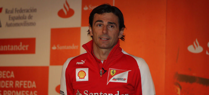 Pedro de la Rosa habla durante su primer acto como piloto de Ferrari