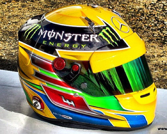 Lewis Hamilton muestra el nuevo casco que lucira en Mercedes F1 al dia