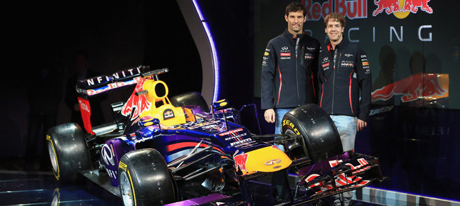 Sebastian Vettel y Mark Webber posan junto al nuevo Red Bull RB9 en Milton Keynes