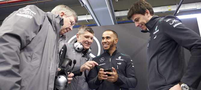 Lewis Hamilton junto a los altos cargos del equipo Mercedes