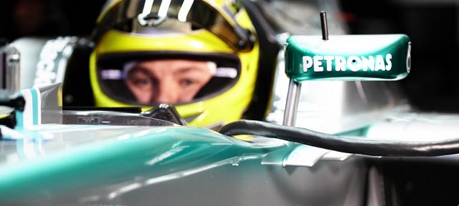 Nico Rosberg subido en el nuevo Mercedes W04