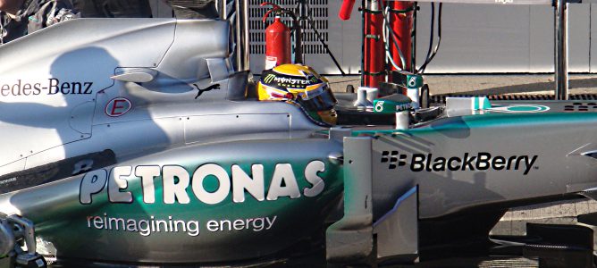 Lewis Hamilton y Sergio Pérez debutan con sus nuevos equipos en Jerez
